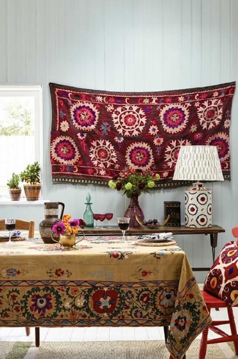 Desain ruang makan dengan konsep natural bohemian