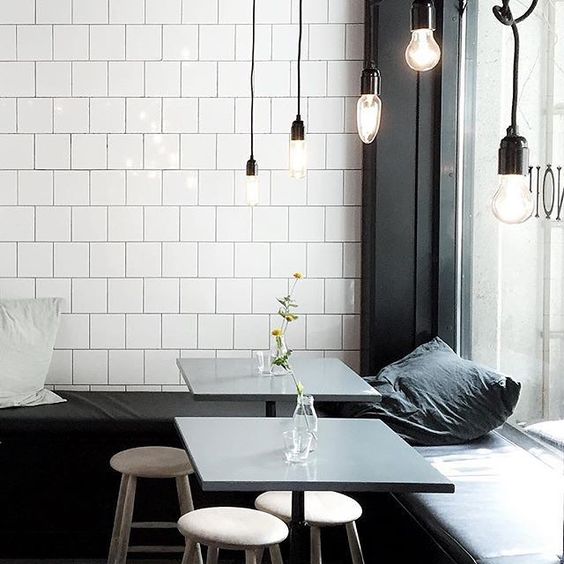 Desain Coffee Shop Gaya Monokrom