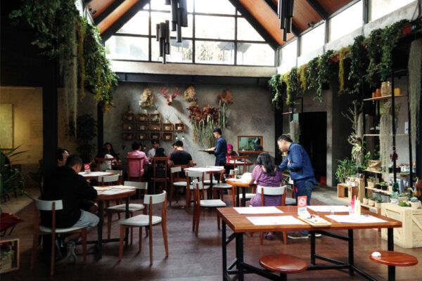 Desain Kedai Kopi Gaya Eclectic Cups Coffe & Kitchen