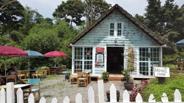 Desain Warung Kopi Warkop Modjok Gaya Vintage