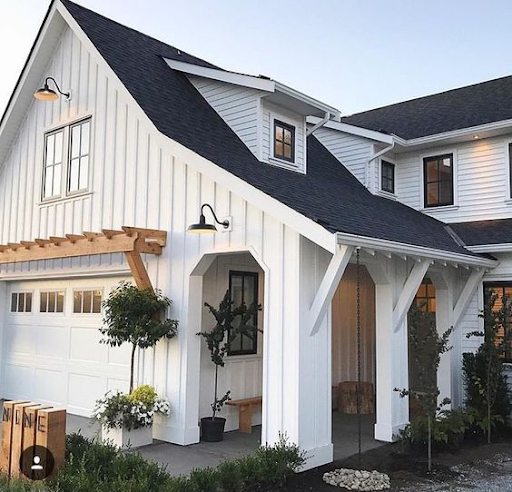 Desain-Rumah-Atap-Miring-Ke-Depan-Dengan-Gaya-Farmhouse