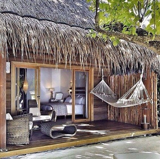 Desain-Rumah-Atap-Miring-Ke-Depan-Dengan-Gaya-Tropis