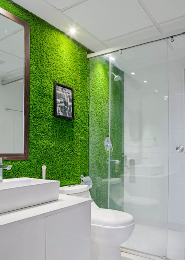 Kamar-mandi-dinding-rumput-Live-Space