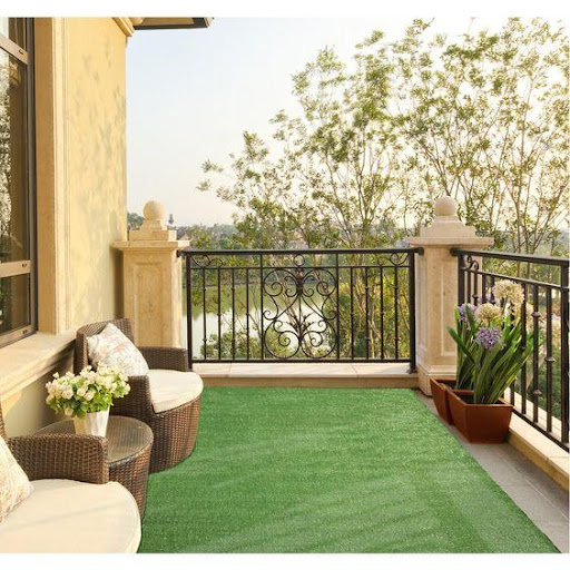 Karpet-rumput-di-balkon-rumah
