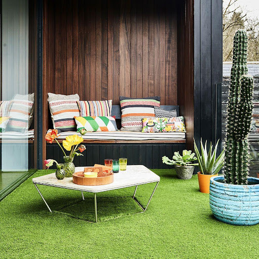 Karpet-rumput-di-teras-rumah-Ideal-Home