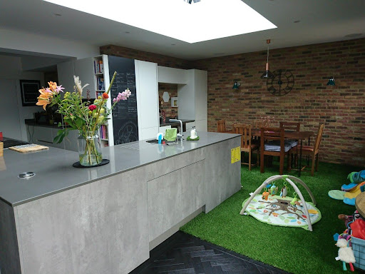 Karpet-rumput-palsu-di-dapur-rumah