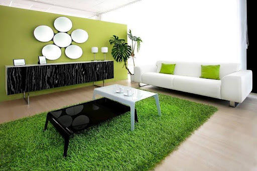 Karpet-rumput-yang-sintetis-di-ruang-keluarga