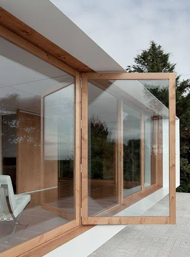 Pintu-kaca-dengan-kombinasi-kayu-minimalis-di-balkon-rumah