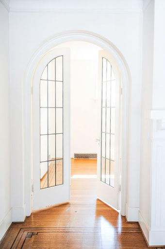 Pintu-kaca-minimalis-dengan-aksen-kolonial-Belanda-Room-for-Tuesday