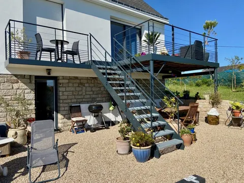 Tips Memilih Tangga Balkon Minimalis yang Sesuai dengan Desain Rumah Anda