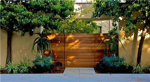 5 Inspirasi Desain Rumah Pagar Kayu, Cantik Nan Estetik!