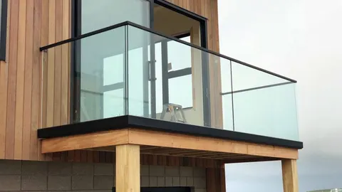 Ingin Tampilan Balkon Rumah Anda Lebih Menawan? Coba 7 Desain Railing Balkon Minimalis Ini!