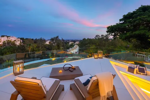 Optimalkan Pemandangan dengan Balkon Kaca Transparan