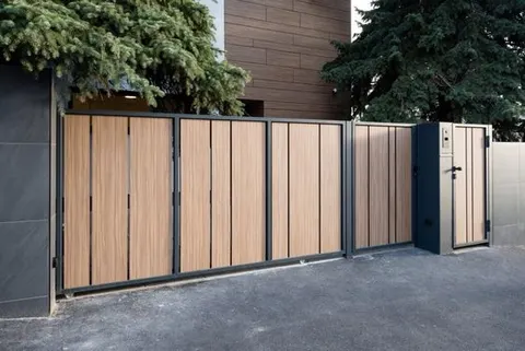 7 Model Pagar Rumah Kayu Menampilkan Kesan Menawan Pada Hunian
