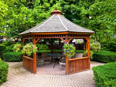 Desain Taman Belakang Rumah yang Menakjubkan dengan Berbagai Jenis Gazebo