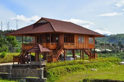 7 Model Teras Rumah Panggung Kayu, Memberi Kenyamanan Penggunanya!