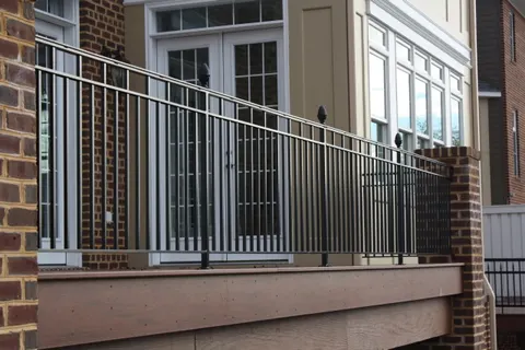 Motif Pagar balkon Minimalis: Tips Memilih Serta Kelebihan dan Kekurangannya