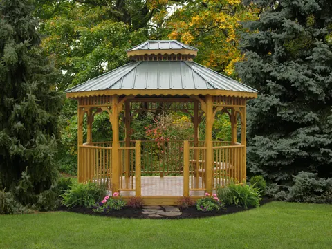 5 Inspirasi Desain Taman Belakang Rumah dengan Gazebo