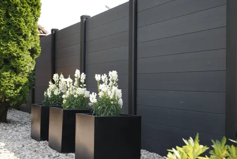 7 Rekomendasi Pagar Rumah Hitam, Elegan dan Cantik!