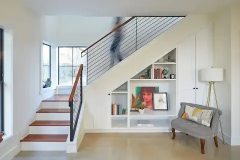 Ruang Tamu Dekat Tangga: Ide Layout dan Pilihan Furnitur