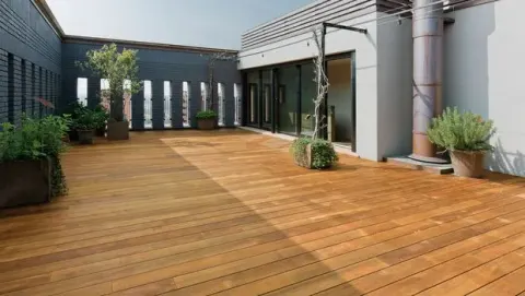 Lantai Carport dengan Aksen Kayu Outdoor di Area Duduk