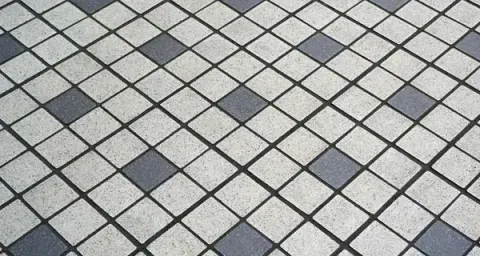 Lantai Carport Pola Strip Beton dan Koral untuk Rumah
