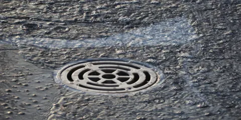 Jasa Perbaikan Floor Drain Kamar Mandi: Solusi Genangan, Bau, dan Rembes