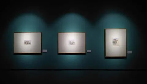 Pencahayaan untuk Galeri Foto di Rumah: Gallery Wall Lighting yang Rapi dan Aman untuk Frame