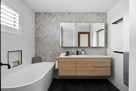 Alternatif Dinding Kamar Mandi Selain Keramik Penuh: Solusi Efisien untuk Ruang Komersial