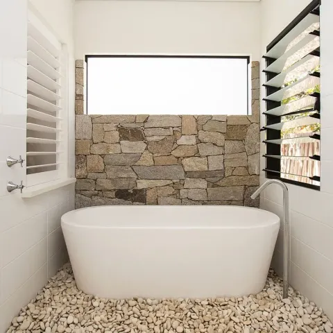 7 Alternatif Dinding Kamar Mandi Selain Keramik Penuh untuk Tampilan Modern
