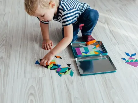 Lantai Kayu vs Vinyl di Kamar Anak Laki-Laki