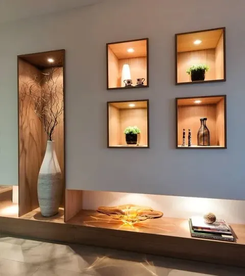 rak display rapi dengan accent lighting di ruang keluarga