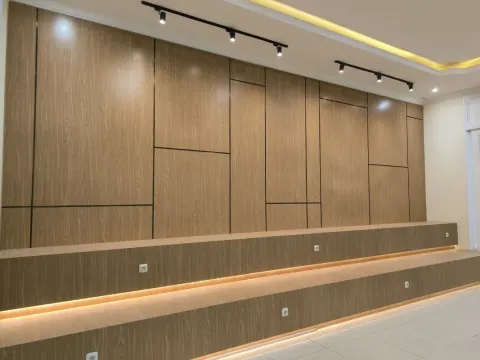 Desain Wall Panel HPL Motif Kayu untuk Kamar Tidur