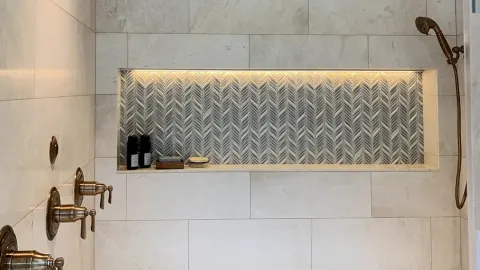 inspirasi kamar mandi: niche shower rata dinding vs rak tempel