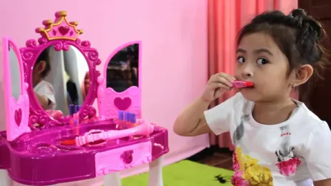 Meja Rias Built-In Kamar Anak Perempuan