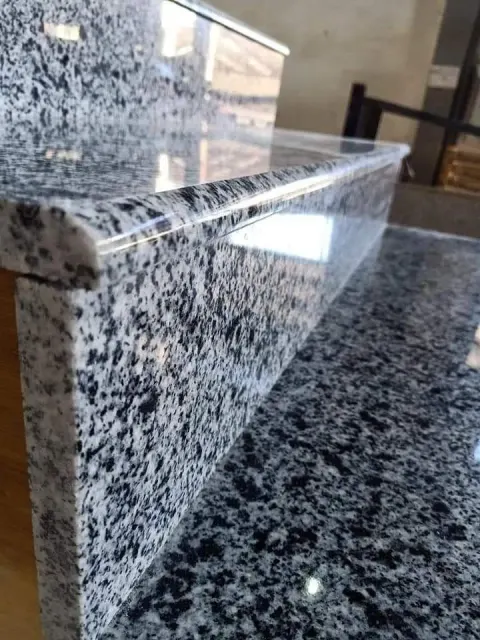 Keramik tangga minimalis