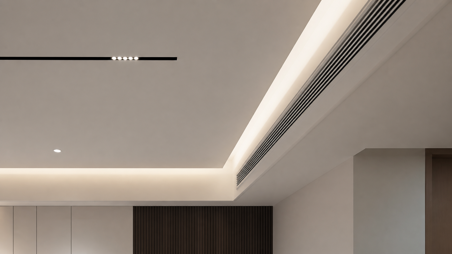 Koordinasi lampu dan kisi plafon Detail plafon menampilkan lampu linear, cahaya tersembunyi, dan kisi udara memanjang