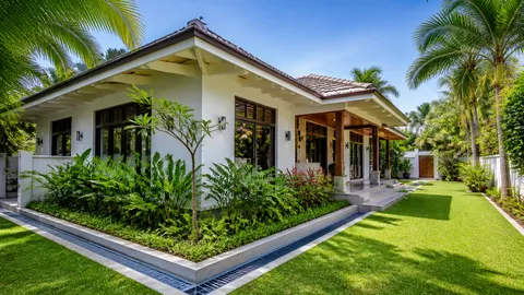 Rumah tropis dengan saluran air mengelilingi tepi bangunan