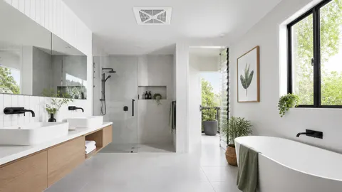 Kamar mandi dengan jendela besar dan kisi ventilasi di plafon